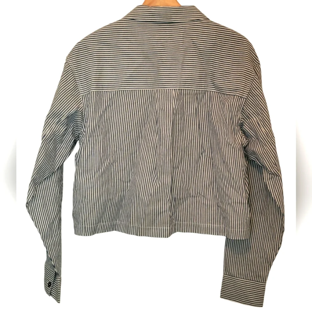 NWT And Now This Navy White Striped Cropped ButtonUp Size M - Picture 2 of 5